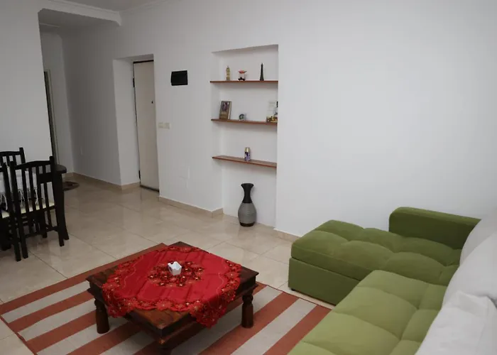 Maison De Τίρανα